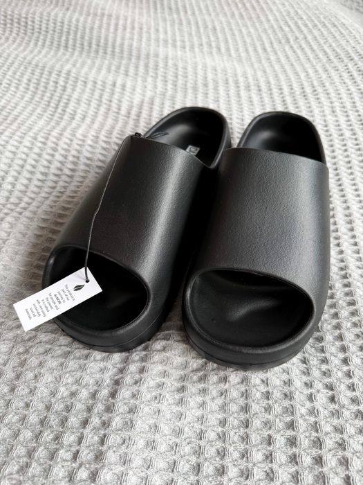 Czarne buty/klapki na lekkim podwyższeniu