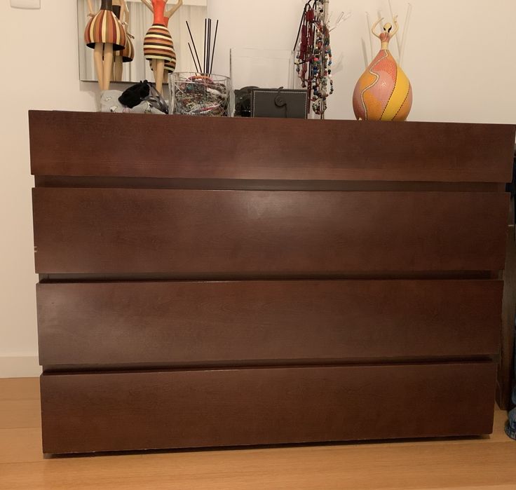 2 mesas de cabeceira e cómoda