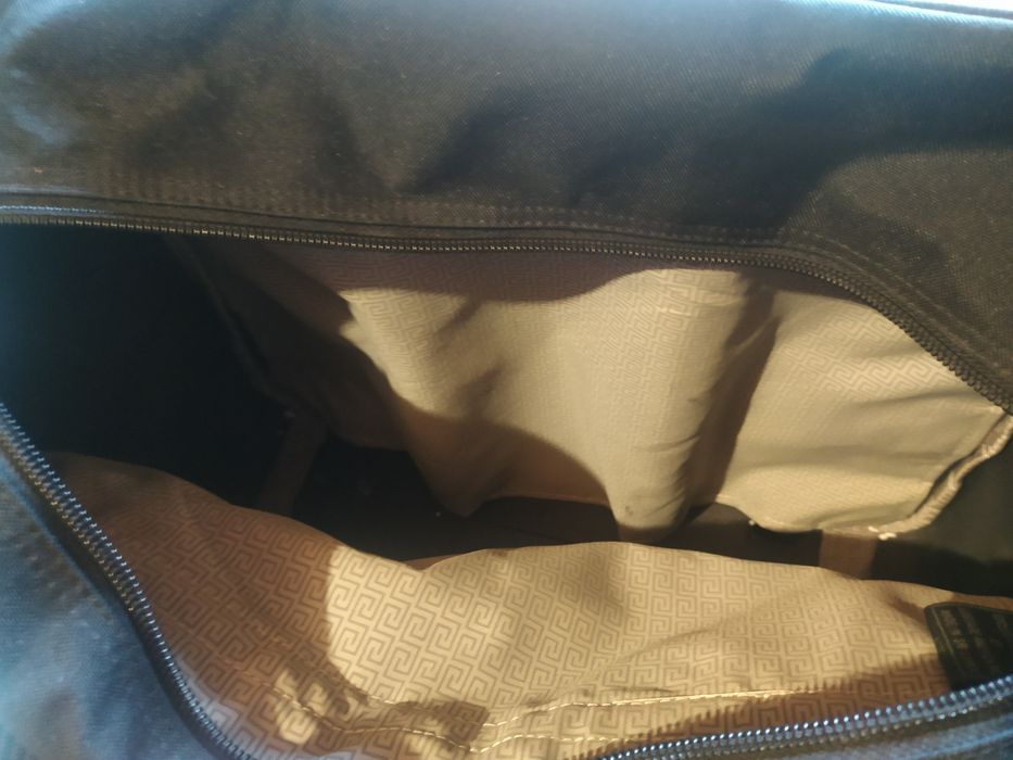 Сумка кейс на колёсах с выдвижной ручкой.