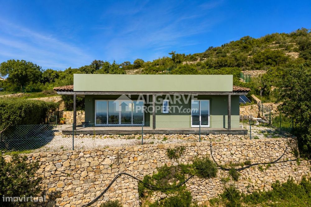 Moradia com Vistas Panorâmicas e Terreno em Estoi
