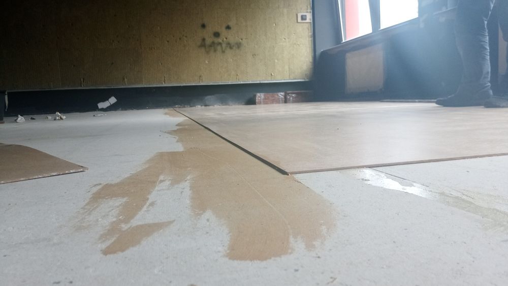 Wyrównywanie, prostowanie podłogi drewnianej