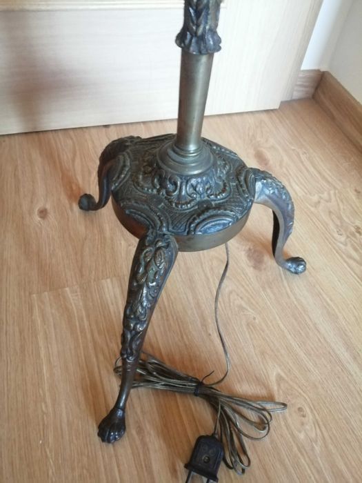 Candeeiro de pé em bronze antigo