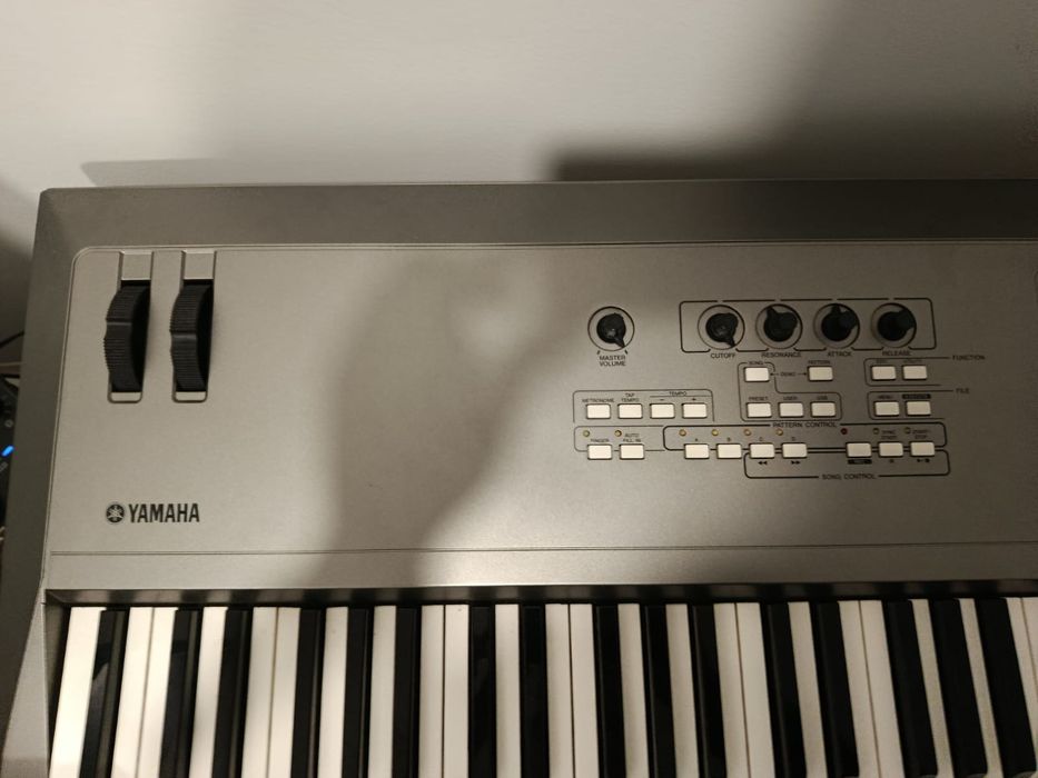 Piano Sintetizador Yamaha MM8 88 teclas C/suporte + saco de transporte