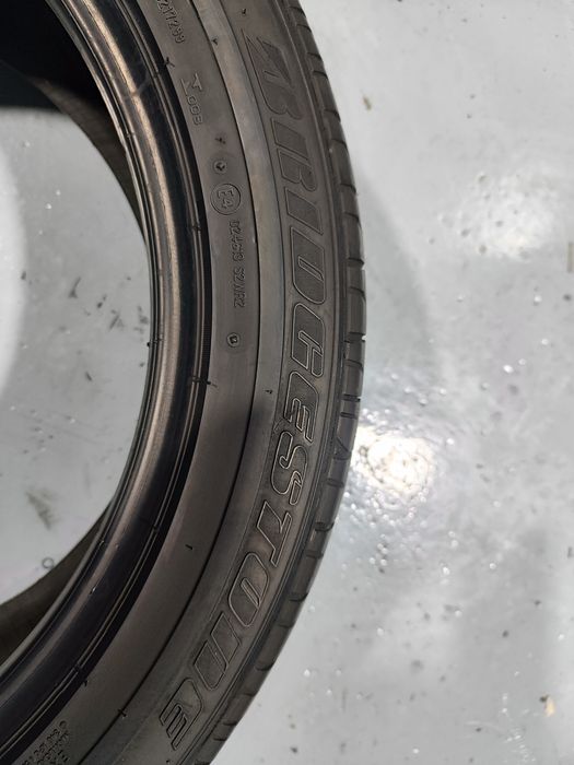 2 pneus semi novos 255-45R18 Bridgestone - Oferta dos Portes
