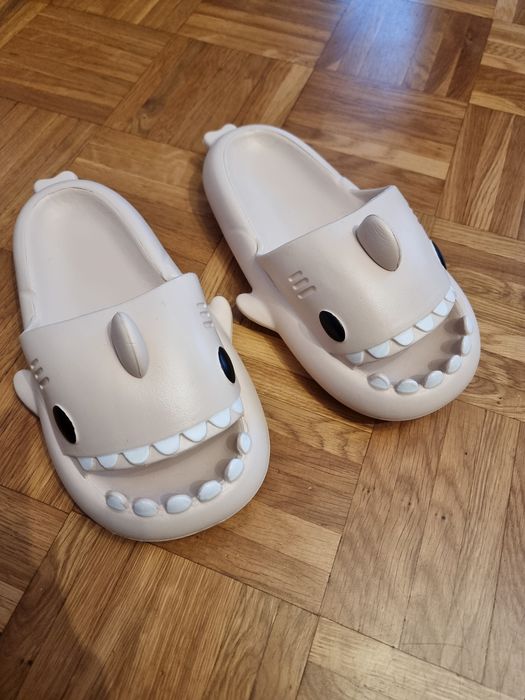 Klapki kąpielowe baby shark r. 36-37 Blady róż