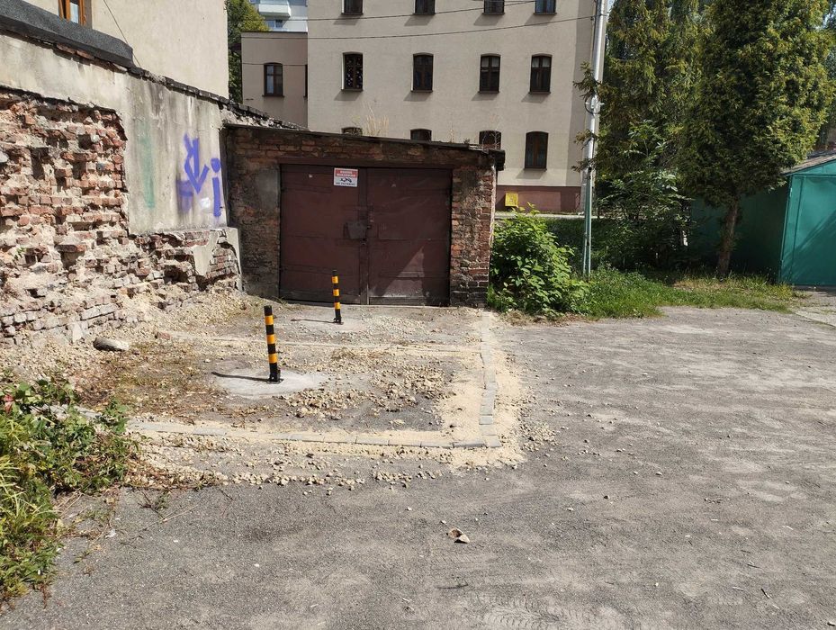 Garaż Magazyn Parking wraz z 2 miejscami parkingowymi 30 m2 Katowice !