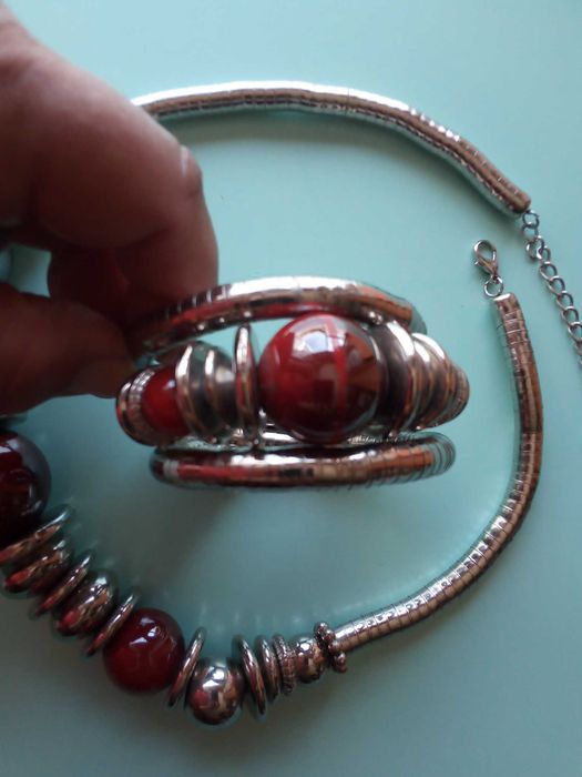 Conjunto de colar e pulseira, usados