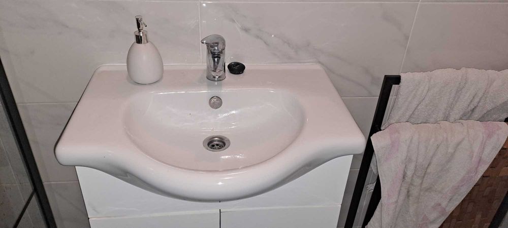 Movel, lavatorio e torneira