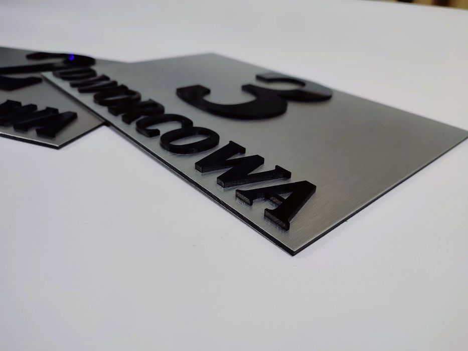 Eleganckie tabliczki z numerem domu – dibond + litery z plexi 3 mm