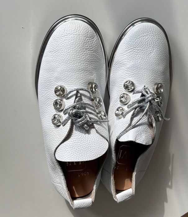 Ładne ,białe  z naturalnej skòry buty.