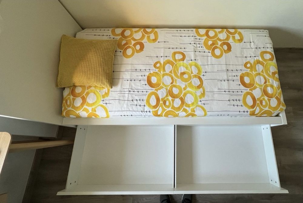 Cama Malm Ikea solteiro 2mx90cm com  estrado