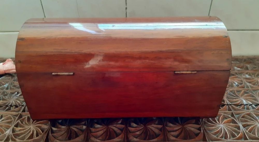 Baú de madeira com chave