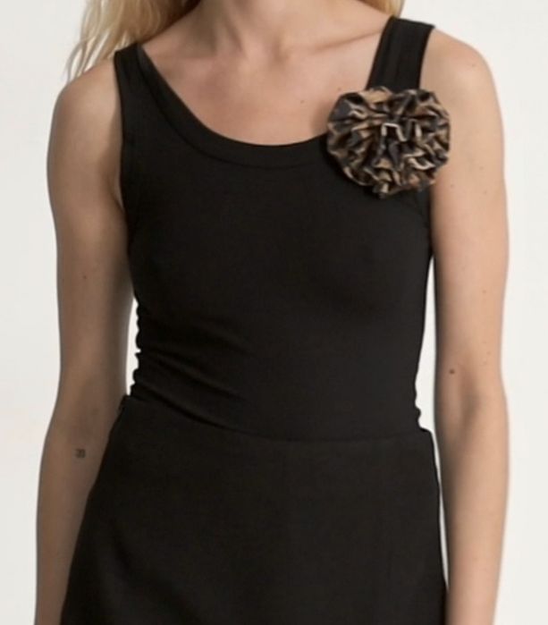 Топ/майка на бретелях з брошкою