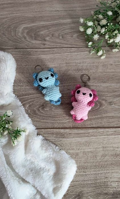 Zestaw breloków aksolotl na szydełku