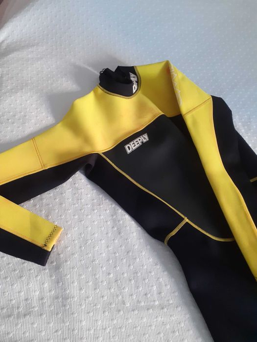 Fato surf ou mergulho novo oferta de outro amarelo que tenho anunciado