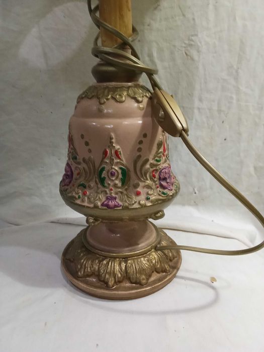 Candeeiro de mesa trabalhado em altos e baixos-relevos