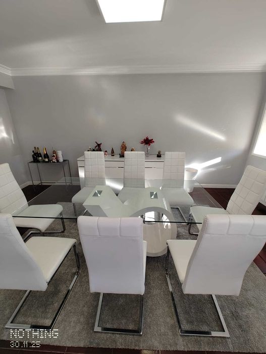 mesa de vidro com 8 cadeiras