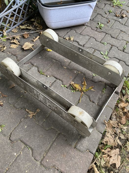 Solidny metalowy wózek transportowy na kołach – ciężki / przemysłowy