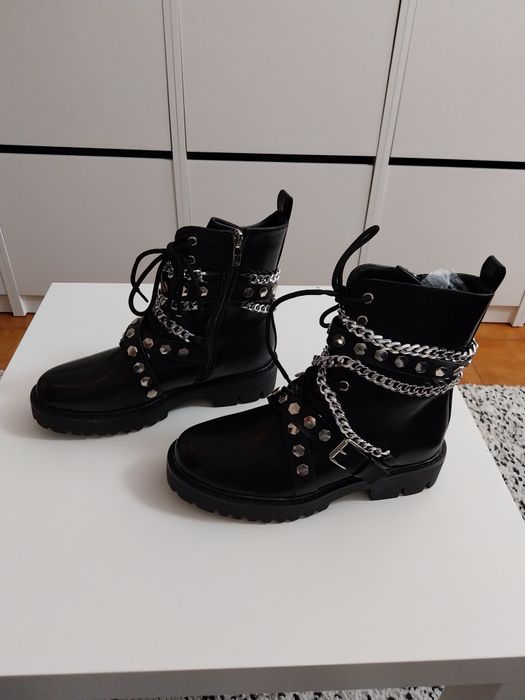 Botas Estilo Militar com Correntes e Tachas Tam.39.
