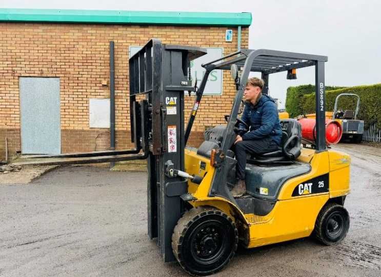 Вилочний погрузчик навантажувач CATERPILLAR GP25NTз вилами 2013 РОКУ