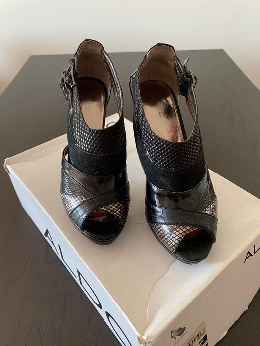 Botins Aldo em verniz.