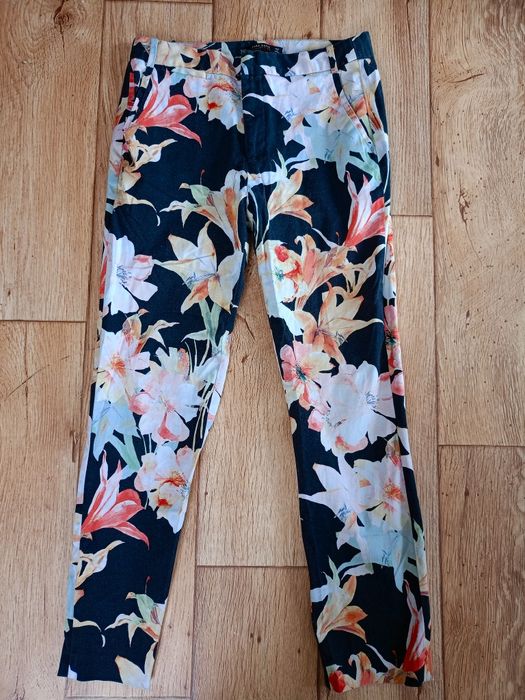 Spodnie do kostek czarne w duże kwiaty lilie cygaretki Zara Basic