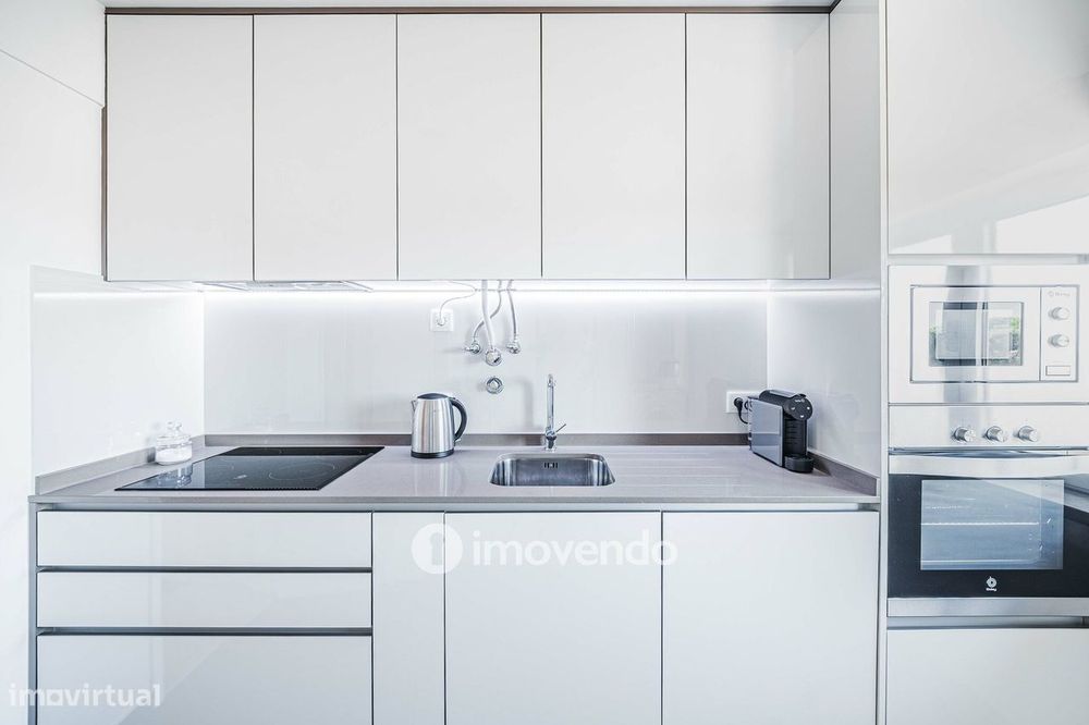 Apartamento T2 com boas áreas e muita luz natural, em Telheiras
