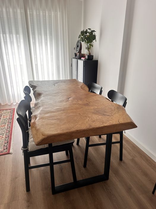 Mesa de madeira maciça