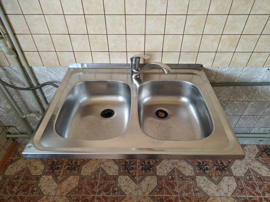 Мийка кухонна з нержавійки та змішувачем