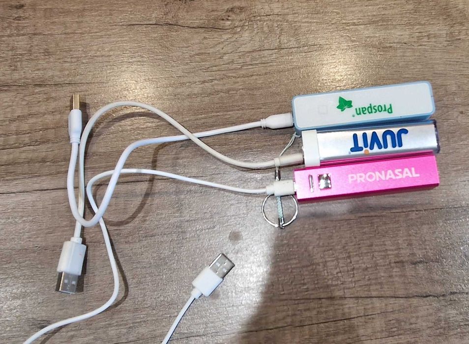 Power banki 2600mAh z kablami w komplecie