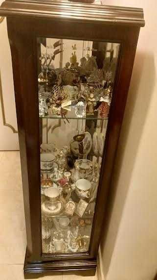 Vitrine Pequena Clássica com Espelho e Prateleiras em Vidro – Excelente Estado