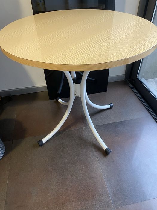 Mesa de cozinha sem cadeiras