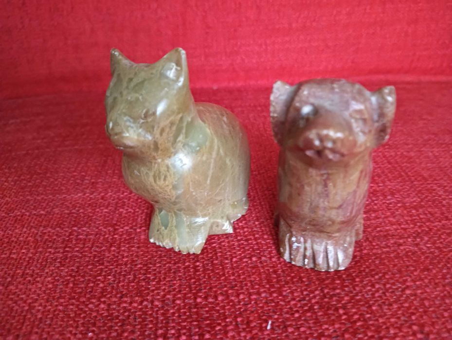 Conjunto cão + gato esculpidos em pedra mármore 7x6cm