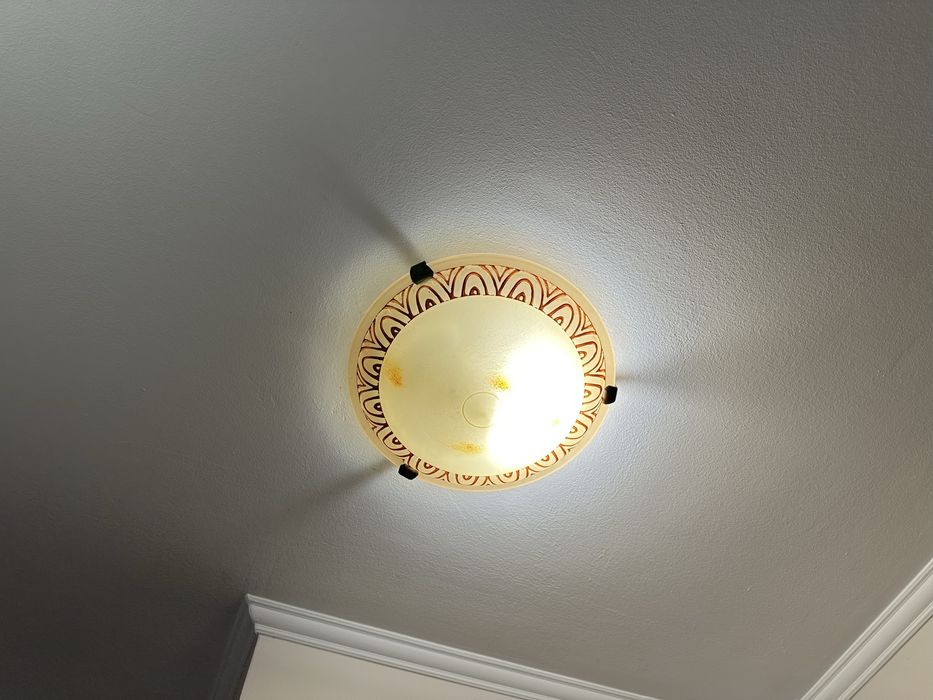 Zestaw plafon sufitowy plus trzy kinkiety. Caly zestaw jest szklany.