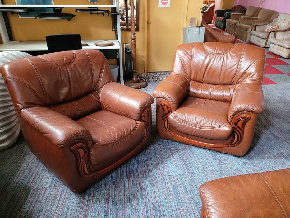 Sofás individuais em pele - Valor unitário - Bom estado geral