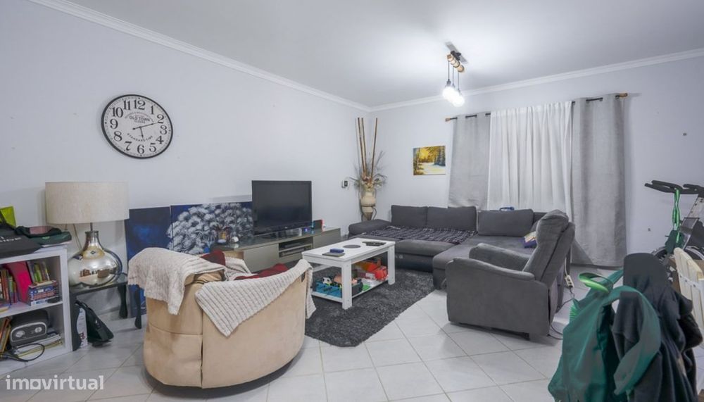 Amplo apartamento T3, com terraço, à venda em Quarteira, Algarve