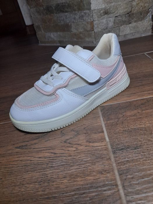 Кросовки для дівчинки.