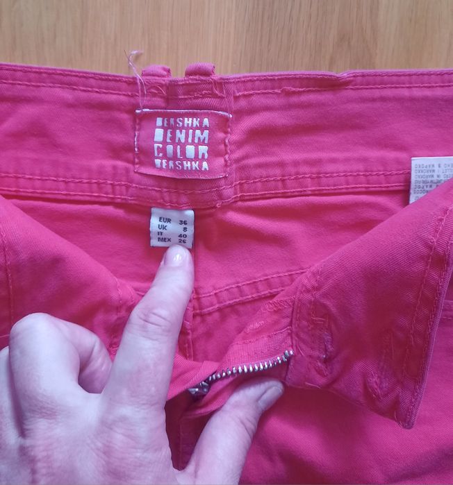 Czerwone krótkie spodenki denimowe Bershka 36 S