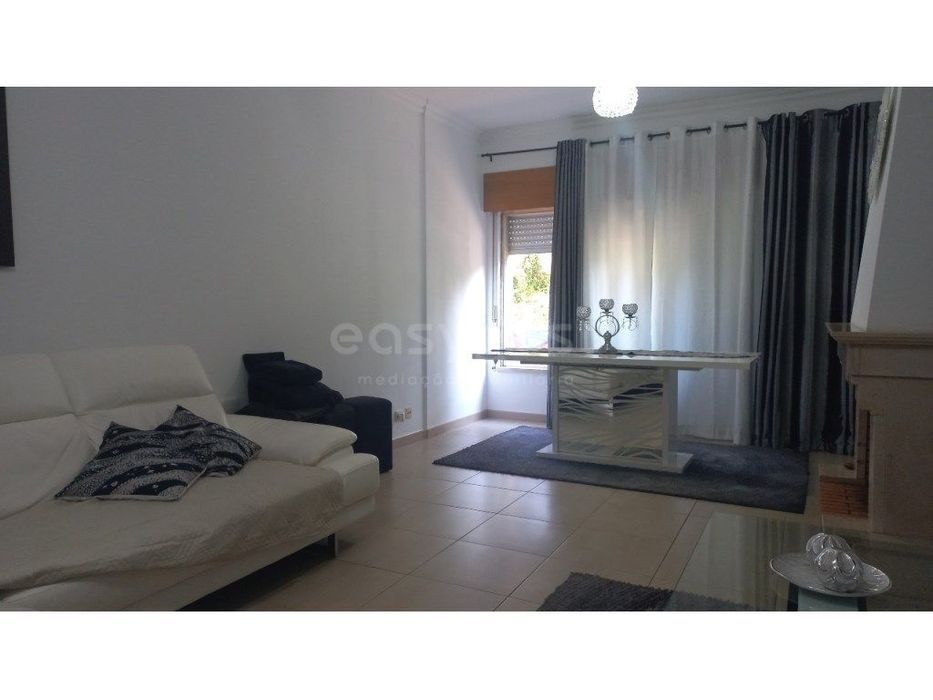 Apartamento T3 com Arrecadação e Lugar de Garagem em Santarém.