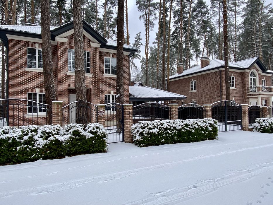 Будинок у лісовій Бучі у котеджному містечку