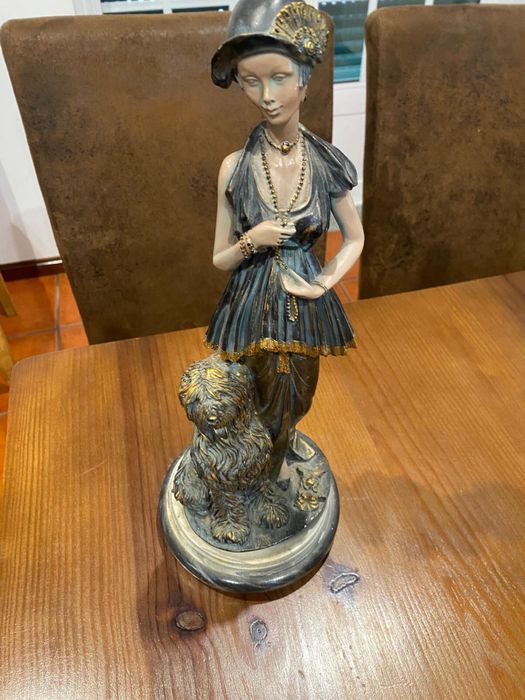 Conjunto de estatuetas de bronze e marfinite