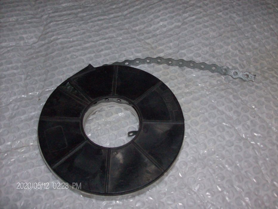 Rolo de fita furada para fixar tubos