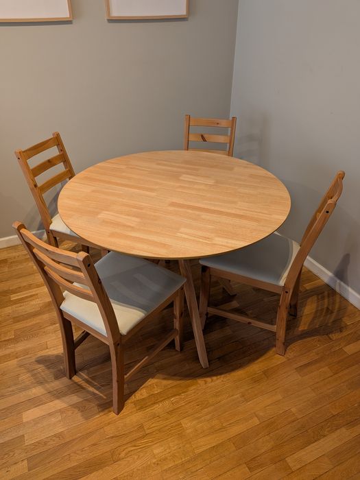Mesa de jantar redonda com cadeiras