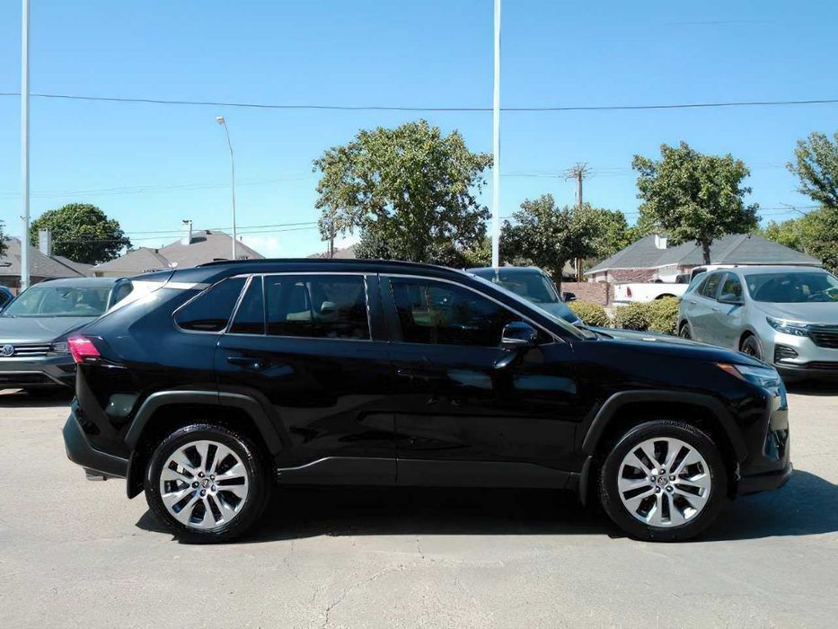 Toyota RAV4 XLE Premium      2024