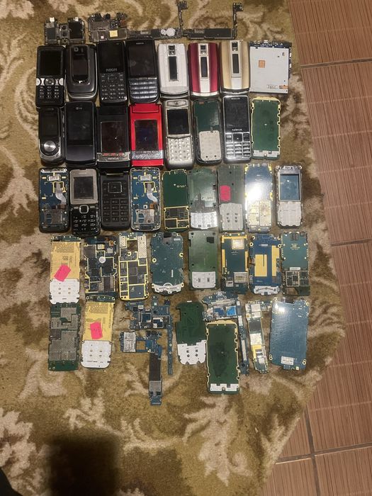 Продам не рабочие телефоны и платы