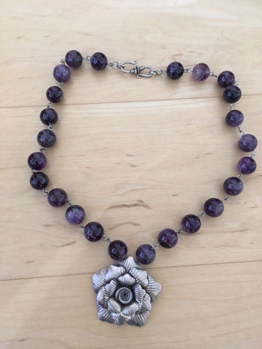 Colares fantasia e cortiça