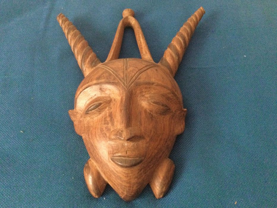 Máscara em madeira do  mafarrico ele próprio