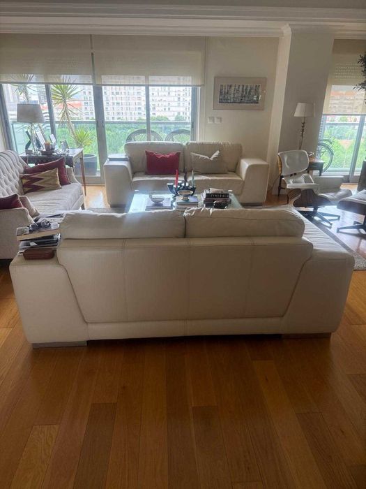 Conjunto de Sofás Brancos Confortáveis em Ótimo Estado