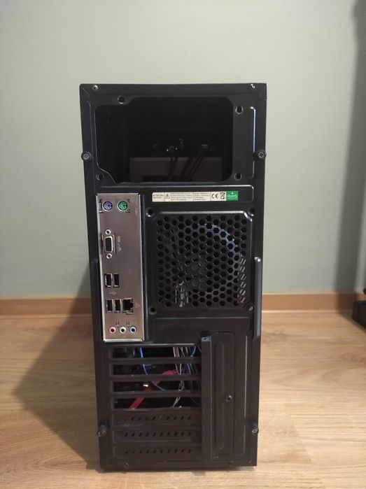 Obudowa +podzespoły (płyta główna, procesor, kości RAM, odtwarzacz CD)