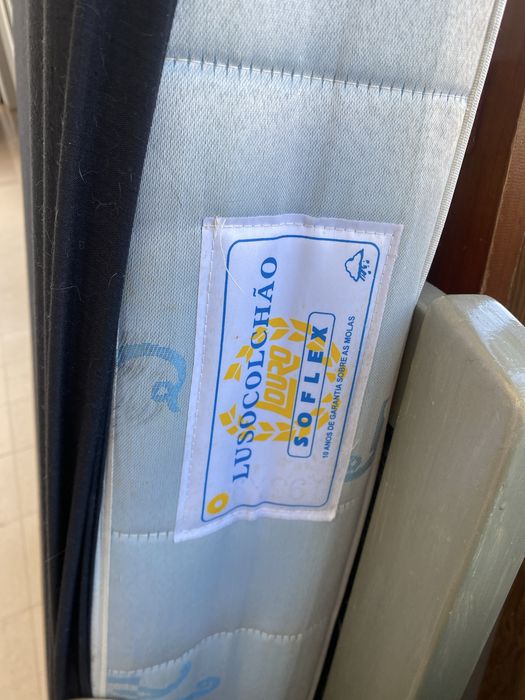 Cama em pinho solteiro  com colchão